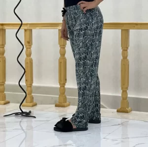 راهنمای خرید شلوار راحتی زنانه ۱۴۰۵؛ جنس، سایز و مدل مناسب 1 شلوار راحتی نخی زنانه مشکی کوکوهوم